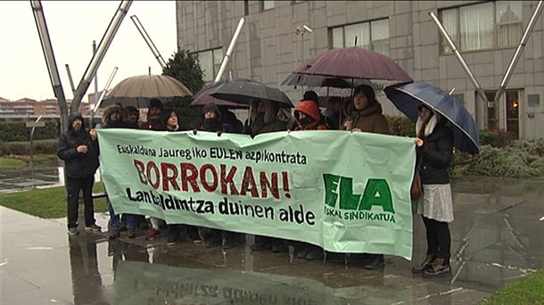 Trabajadoras  del  Palacio  Euskalduna  en  huelga