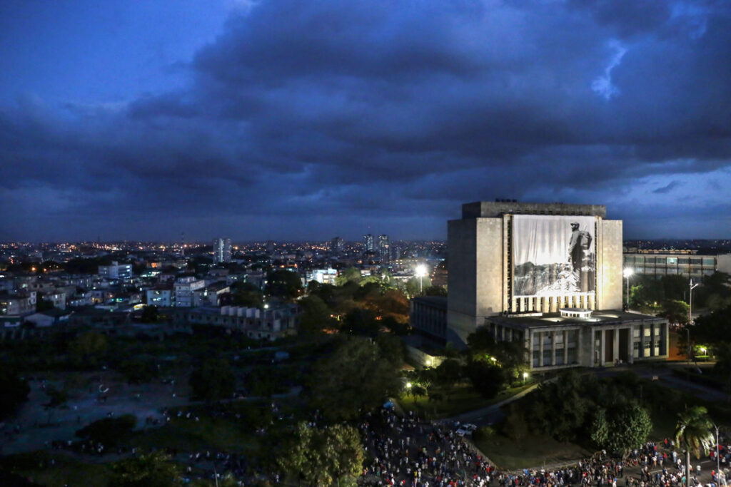 Mar de Fueguitos: Cuba,  el  bloqueo  criminal  más  largo  de  la  historia