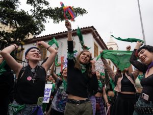 Mar de fueguitos: Derechos y luchas LGTBIQ+ en Colombia y Perú