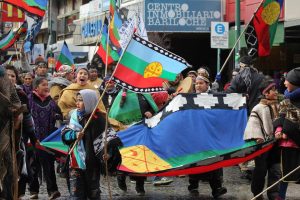 Mar de fueguitos: tierra  y  derechos  del  pueblo  mapuche