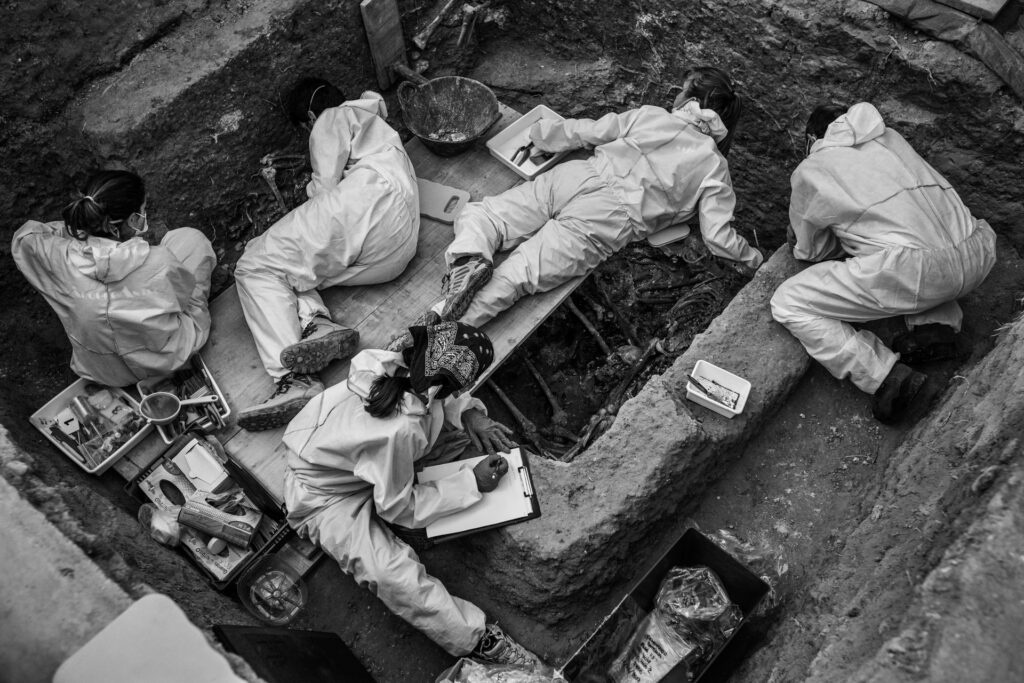 Mar de fueguitos: Santi  Donaire,  fotos  que  alumbran  las  fosas  del  franquismo