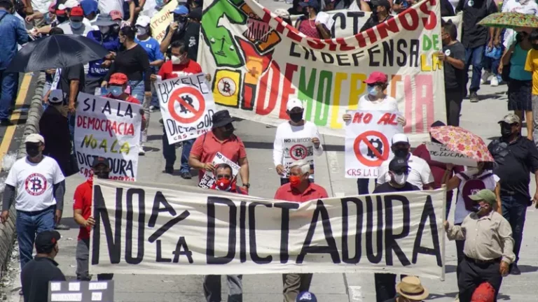 Mar de fueguitos: El  Salvador,  estado  de  excepción  contra  los  derechos  humanos